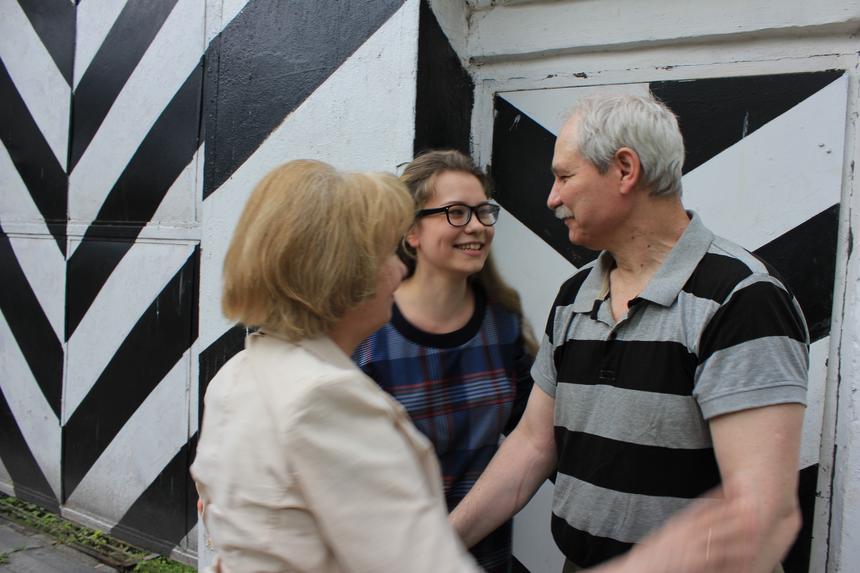 La famiglia incontra Gennadiy Shpakovsky all'uscita del centro di detenzione preventiva
