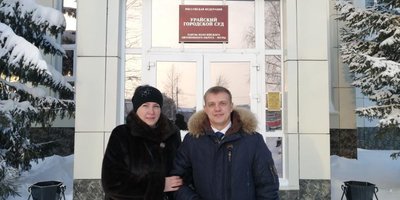 Andrey e Victoria Sazonov vicino all’edificio del tribunale della città di Urai