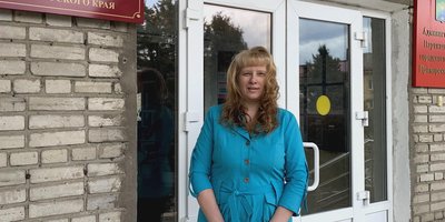 Ирина Буглак около Партизанского городского суда, Приморский край, апрель 2023 года