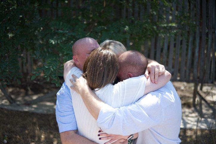 Родные и друзья встречают Сергея Климова на выходе из колонии