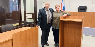 Aleksey e Yelena Kupriyanovs nell&rsquo;aula del tribunale. Settembre 2023