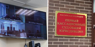 Vladimir Atryakhin, Georgiy Nikulin ed Elena Nikulina, Alexander Shevchuk, Alexander Korolev e Denis Antonov sono presenti all&rsquo;udienza davanti alla Corte di Cassazione in videoconferenza. Ottobre 2023