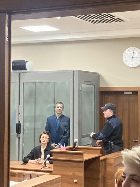 Konstantin Sannikov nel cosiddetto "acquario", una stanza in cui di solito vengono tenuti criminali particolarmente pericolosi durante il processo