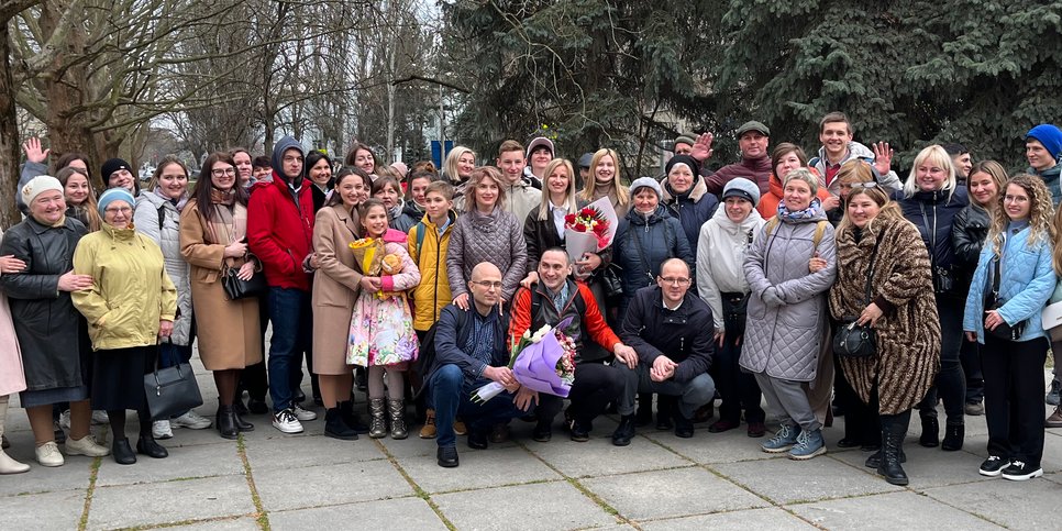 Persone preoccupate si sono recate all'edificio del tribunale per sostenere i credenti della Crimea condannati per la loro fede. Marzo 2024.