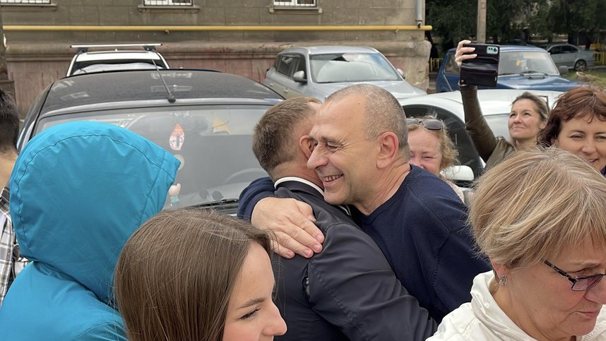 Друзья поддерживали Сальникова во время процесса. Фото от 21 августа 2024 года