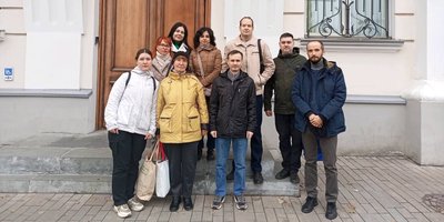 Galina Komissarova with her friends in front of the Samara Regional Court building