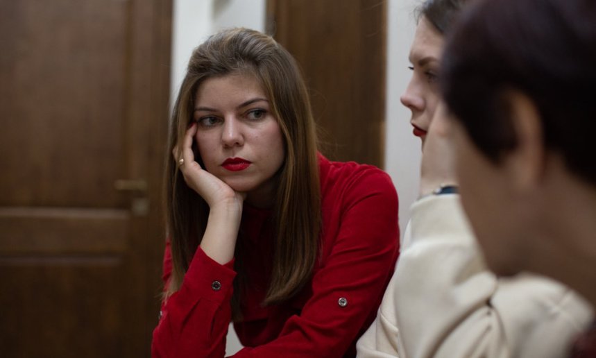 Жена Рината Галина ждет решения кассации в коридоре суда