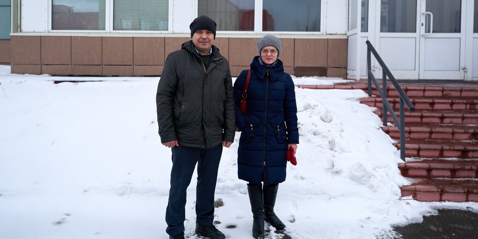 Sergey e Yelena Chechulin il giorno dell'annuncio del secondo verdetto. Febbraio 2025