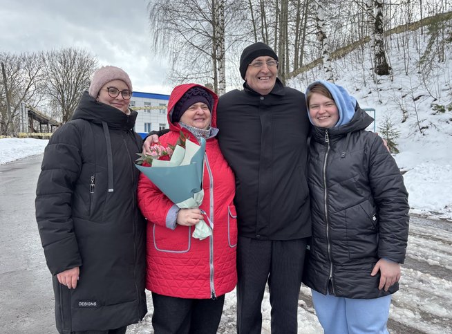 블라디미르 멜니크(Vladimir Melnik)와 그의 아내, 그리고 두 딸. 2025년 4월 9일