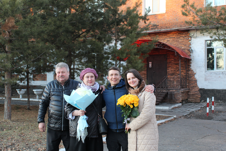 Верующий с женой и родителями после освобождения