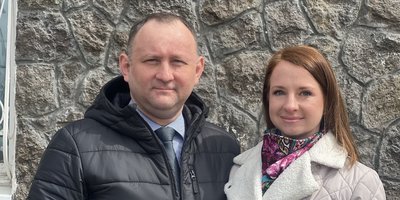 カムチャツカ準州裁判所の建物近くの控訴裁判所の日にアレクセイ・オフチャールと彼の妻