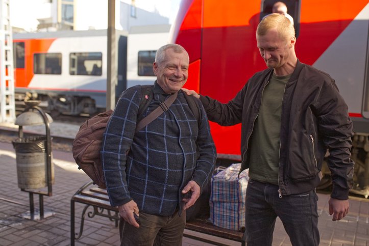 Через трое суток после освобождения Николай вернулся домой. На вокзале его встретили родные. Апрель 2025 г.