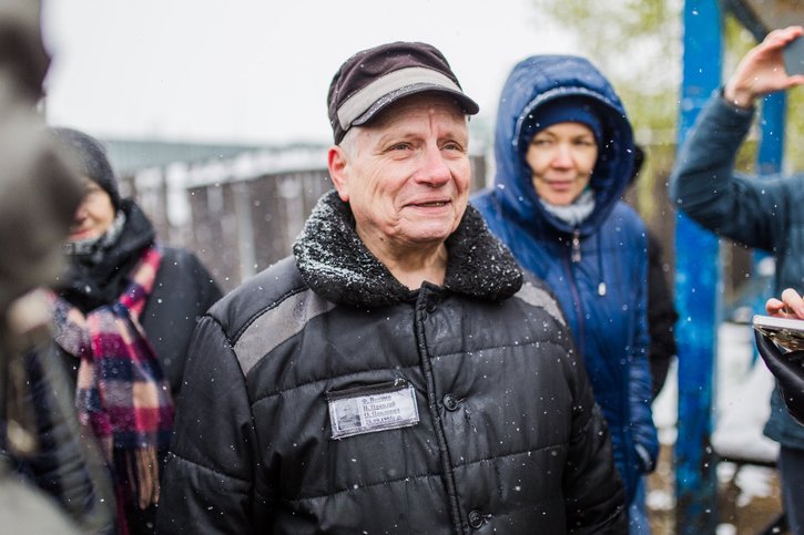 Николай Воищев в окружении друзей