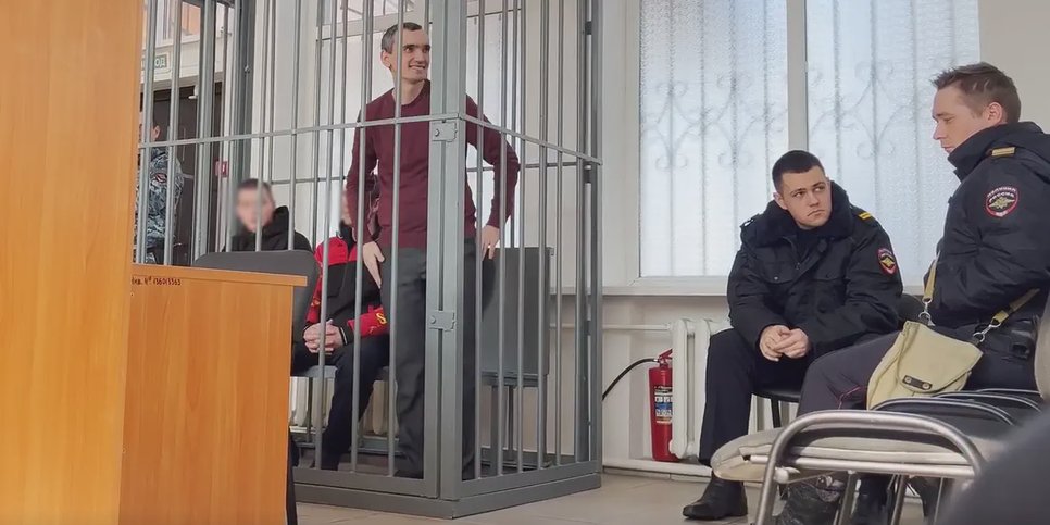 Aleksandr Davydenko in una gabbia per gli imputati il giorno del verdetto. Febbraio 2025