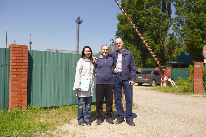 Inver Siyukhov (center) and his sister with her husband. April 2025