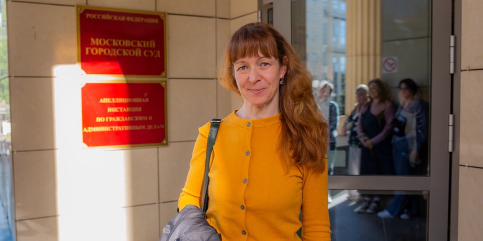 Ирина Серебрякова, жена Александра, и еще около 40 человек пришли в суд, чтобы поддержать верующего. Май 2025 г.