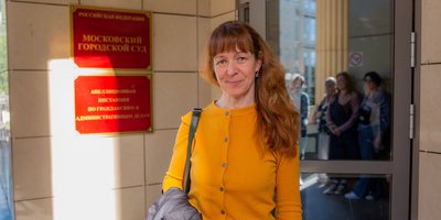 Irina Serebryakova, Aleksandr&rsquo;s wife, and about 40 other people came to the court to support him. May 2025