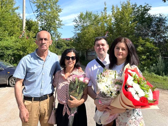 Слева направо: Отец и сестра, а также муж Соны фотографируются с ней после ее освобождения. Июль 2025 г.