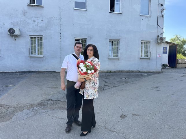 Сона с мужем возле исправительного центра