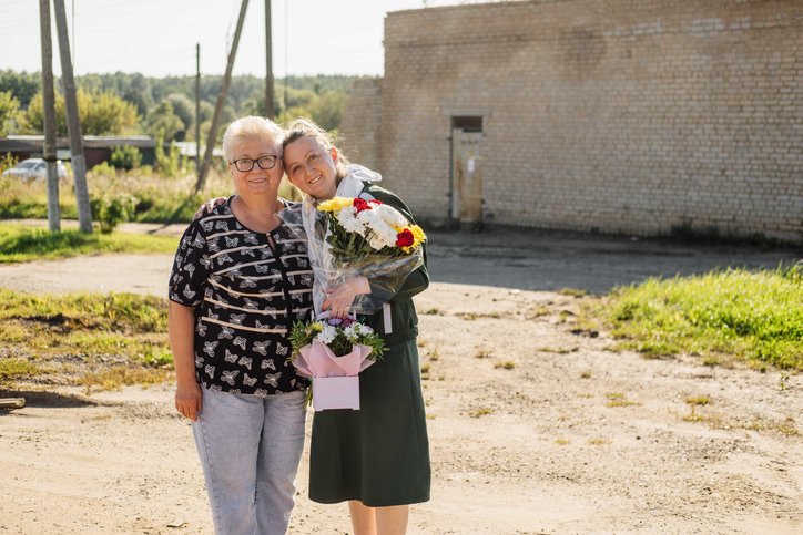 Oksana Chausova con sua madre il giorno del rilascio, 29 agosto 2025