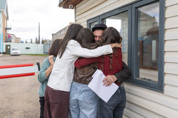 Родные обнимают Константина на пропускном пункте. 10 сентября 2025 г.