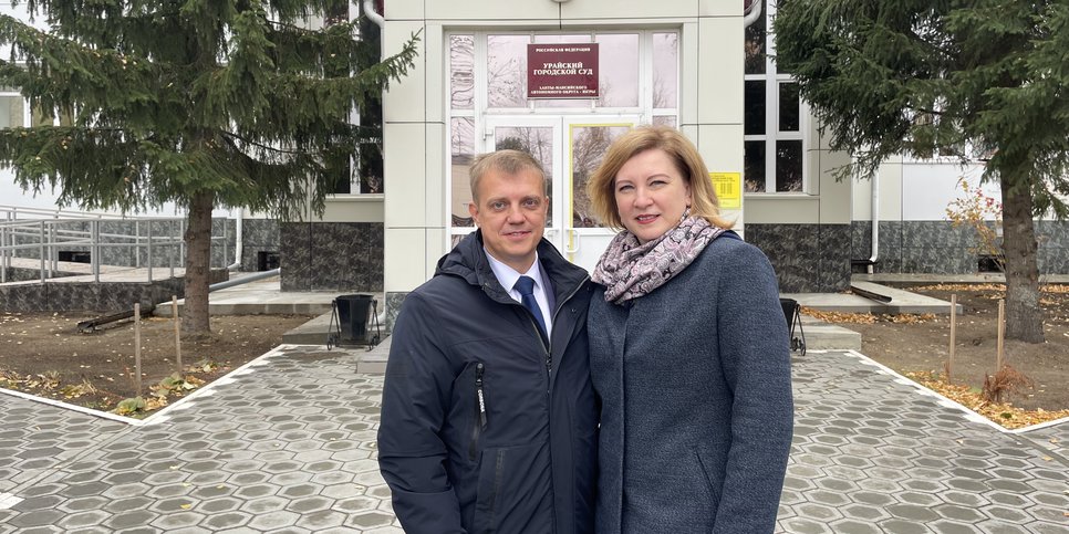 Andrey Sazonov with his wife, Viktoriya, in front of the court. October 2025