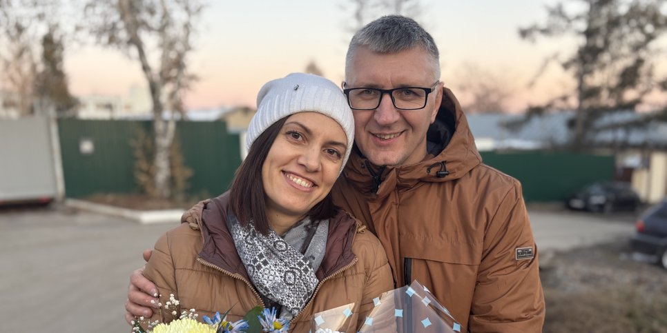 Dmitri Dolžikov ja hänen vaimonsa Marina vapautumispäivänään. Lokakuu 24, 2025