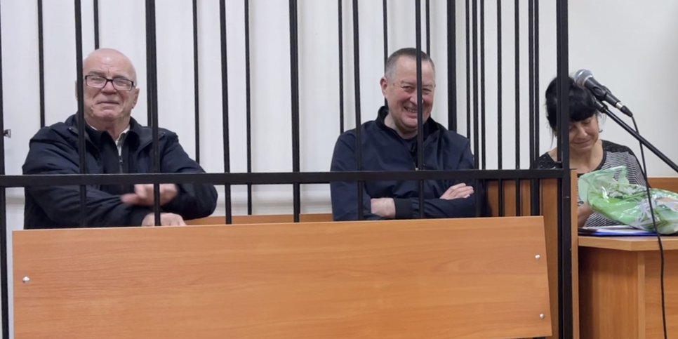 Pendant le procès, Iouri Serguechev et Aleksey Dmitriyev furent enfermés dans une cage. Sur la photo à droite d’Aleksey se trouve sa femme Svetlana. Décembre 2025