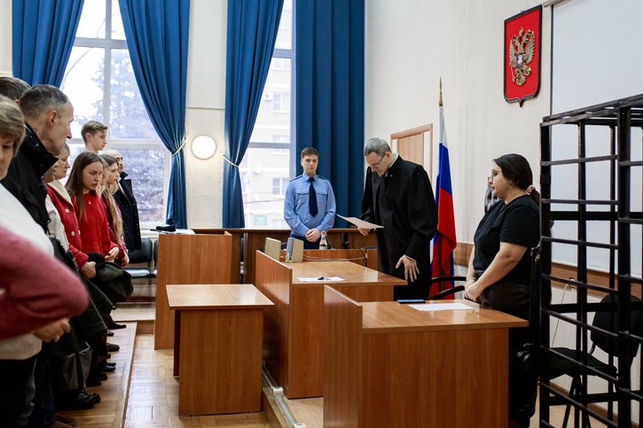 Слушатели, включая родных Анатолия, с напряжением вслушиваются в слова судьи. Декабрь 2025 г.