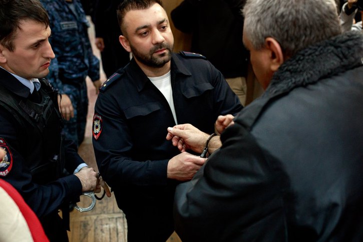 На Анатолия надевают наручники прямо в зале суда. Декабрь 2025 г.