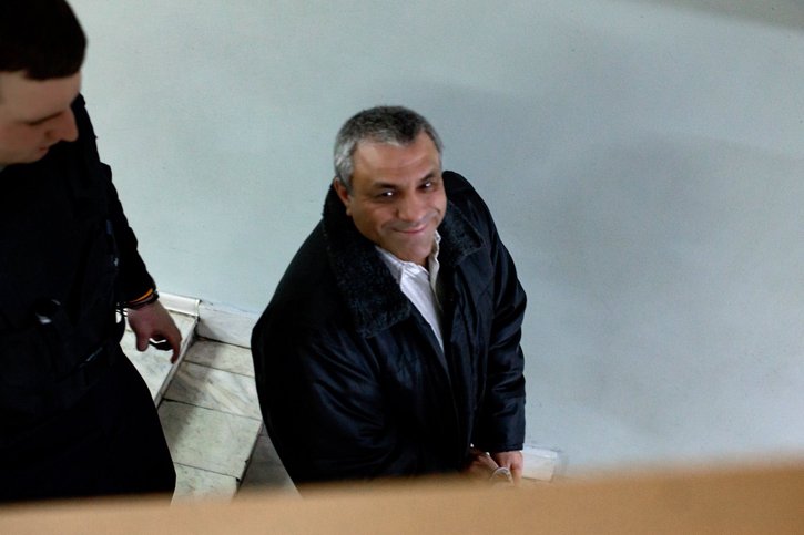 Стража уводит верующего, но он не чувствует себя сломленным несправедливостью. Декабрь 2025 г.