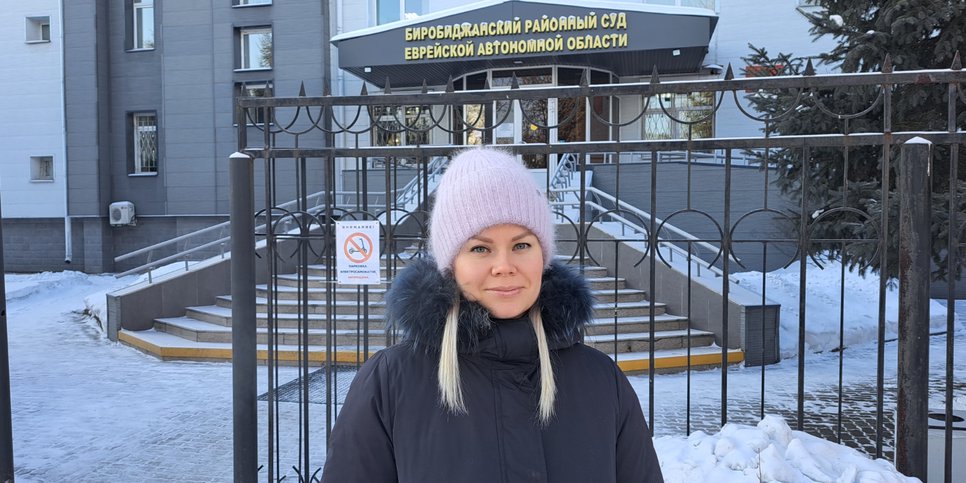 Vladlena Kukavitsa near the courthouse on the day of the verdict. January 22, 2026