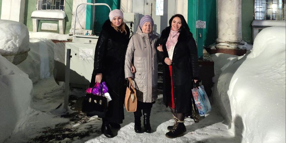 From left to right: Larisa Serdtseva, Nina Smirnova, and Zhanna Zhavoronkova at the courthouse. January 2025.