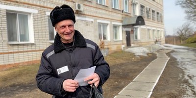 Дмитрий Загулин у здания колонии