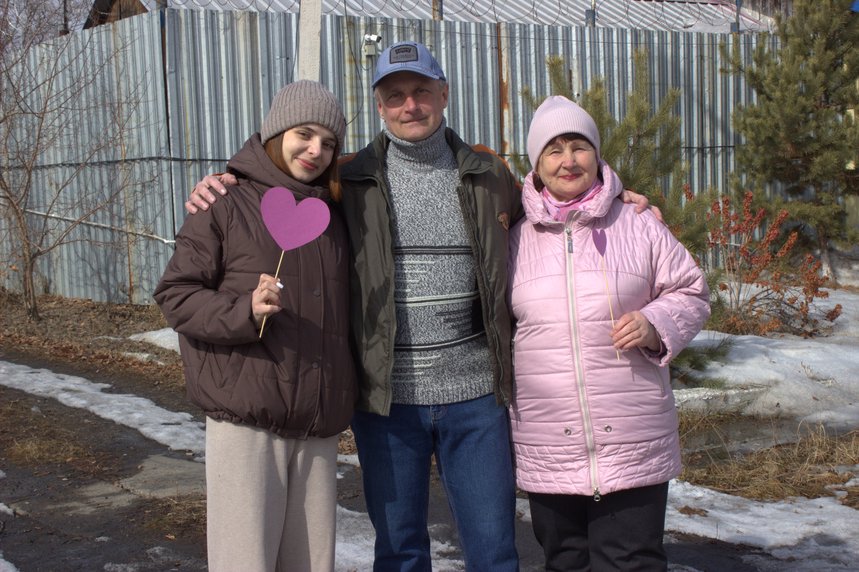 Дмитрий Загулин с дочерью (слева) и матерью (справа)