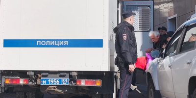 Анатолия Одинцова в наручниках уводят в автозак после приговора